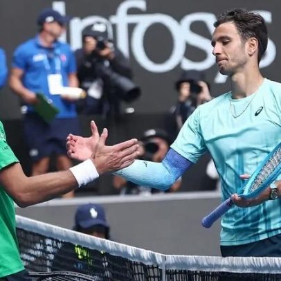 Djokovic avança no Australian Open após abandono de Musetti