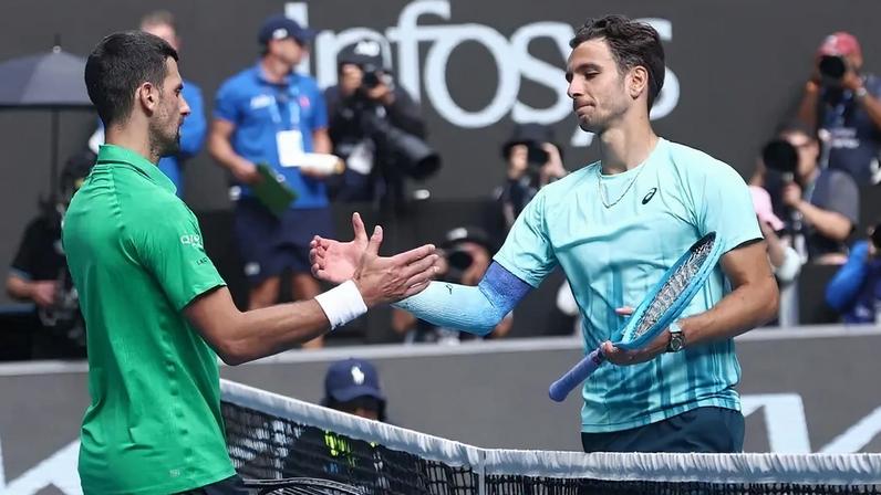 Desolado, Lorenzo Musetti deixa a quadra após se lesionar quando derrotava o sérvio Novak Djokovic (Foto: IZHAR KHAN / AFP)