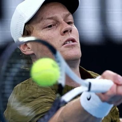 Sinner vence facilmente e reencontra Djokovic no Australian Open