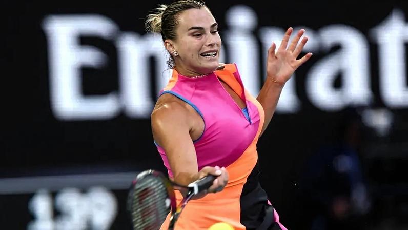 A bielorrussa Aryna Sabalenka acerta o forehand na partida contra a ucraniana Elina Svitolina no Australian Open (Foto: IZHAR KHAN / AFP)
