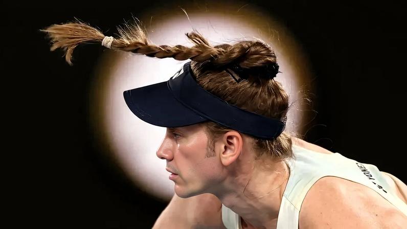 A cazaque Elena Rybakina na semifinal do Australian Open contra a americana Jessica Pegula (Foto: IZHAR KHAN / AFP)