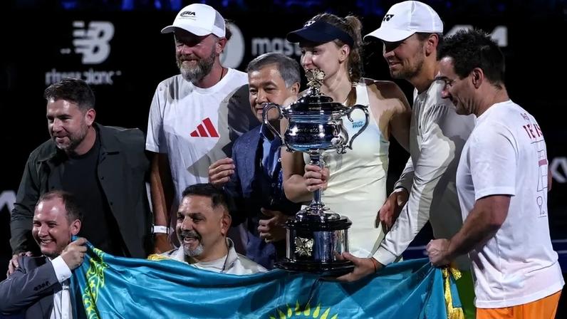 A cazaque Elena Rybakina com o troféu do Australian Open (Foto: IZHAR KHAN / AFP)