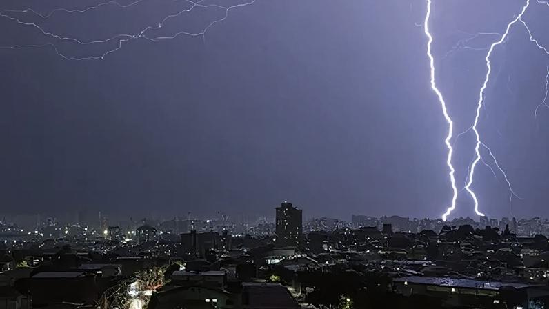 Raios durante forte chuva na Zona Sul da cidade de São Paulo