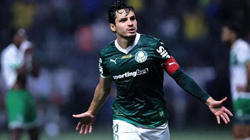 Raphael Veiga comemora seu gol em Palmeiras x LDU pela semifinal da Libertadores (Foto: Miguel SCHINCARIOL / AFP)