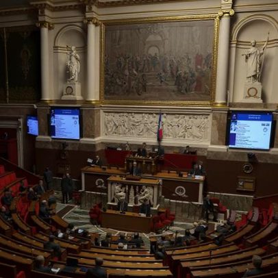Governo francês sobrevive a votos de desconfiança sobre gasto do orçamento 2026