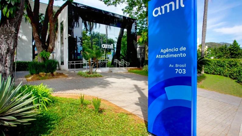 Imagem que mostra a fachada de um prédio da Amil na Av. Brasil.