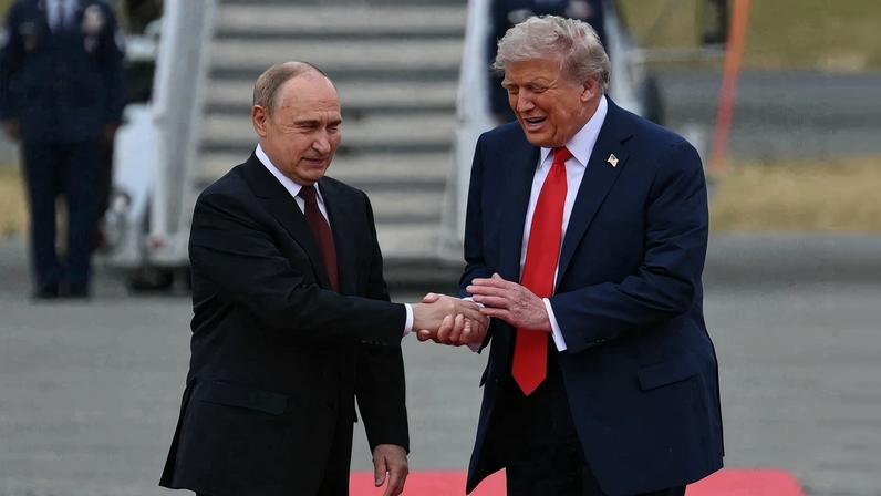 Vladimir Putin e Donald Trump no Alasca, em 15 de agosto de 2025. Foto: Andrew Caballero-Reynolds/AFP