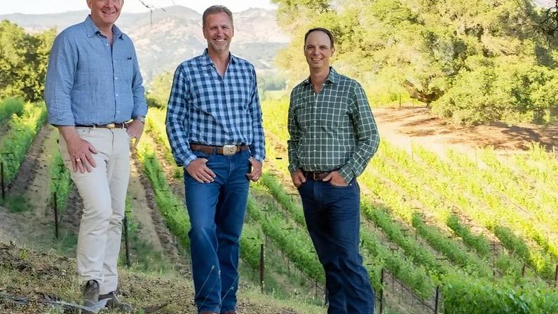 Jack Bittner, Giancarlo Bettinelli e Paul Goldberg no vinhedo Mitchell, em Yountville, a futura sede da Accendo Estate