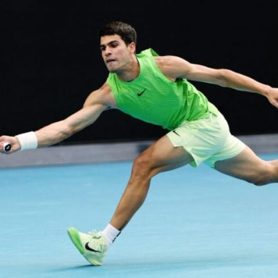 Alcaraz vence Zverev na semifinal mais longa do Aberto da Austrália