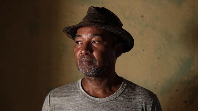 Aécio Luiz poses for a portrait at his home in the Quilombola community of Córrego Narciso. Image by Amanda Magnani.