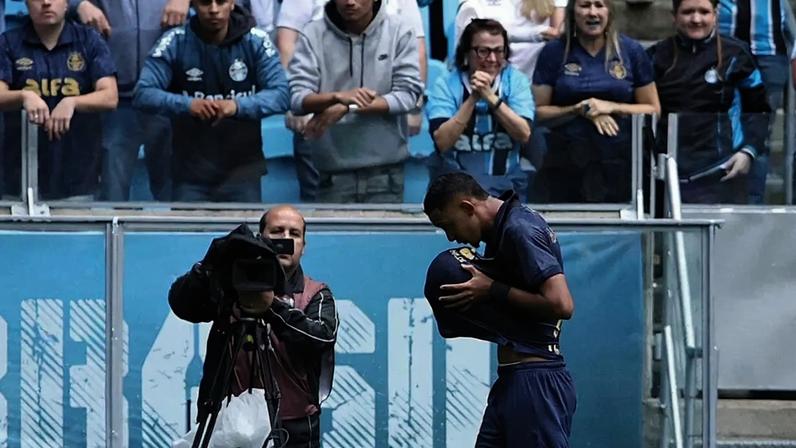 André Henrique comemora gol em Grêmio x Vitória, pela Série A 2025. Foto: Edu Andrade/Fatopress/Gazeta Press