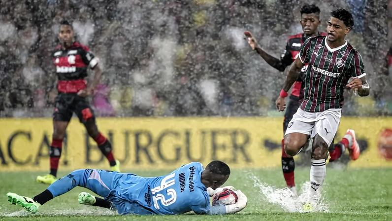 Andrew defendendo bola de John Kennedy no duelo entre Flamengo e Fluminense (Foto: Thiago Ribeiro/AGIF/GazetaPress)