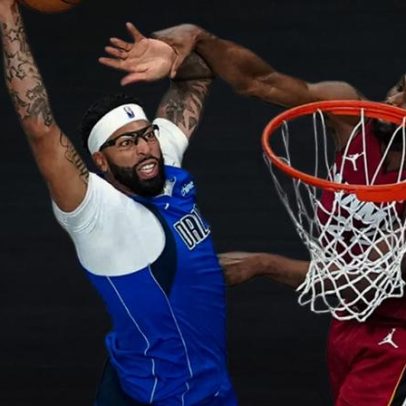 Warriors e Bucks avaliam troca por Anthony Davis