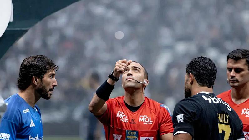 Árbitro Davi de Oliveira Lacerda em Atlético x Cruzeiro (Foto: Luan Martins / GazetaPress)
