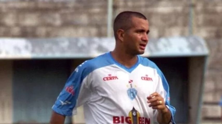 Arinélson em ação pelo Paysandu no começo dos anos 2000; jogador foi uma das grandes promessas do Santos nos anos 1990.