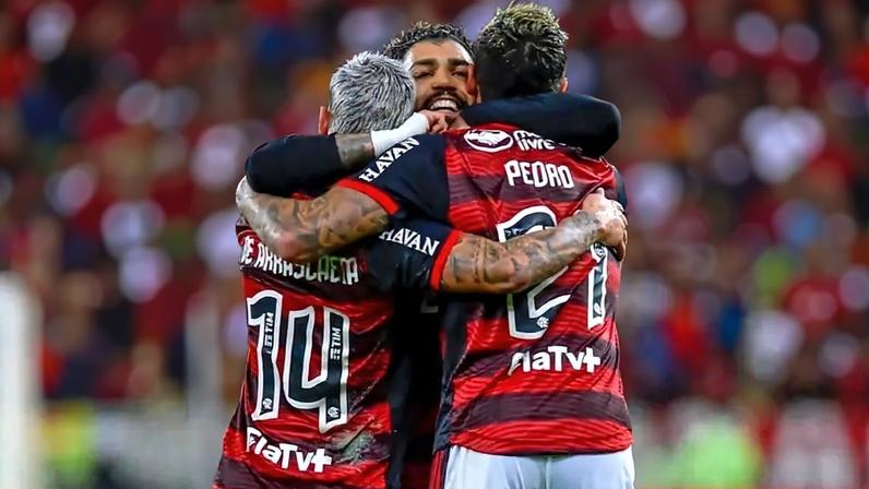 Arrascaeta, Gabigol e Pedro se abraçam em comemoração de gol do Flamengo (Foto: Marcelo Cortes / Flamengo)