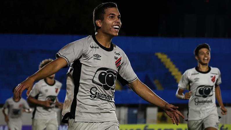 Arthur Monteiro comemora gol em Athletico x Araçatuba-SP, pela Copinha 2026. Foto: Higor Basso/Athletico
