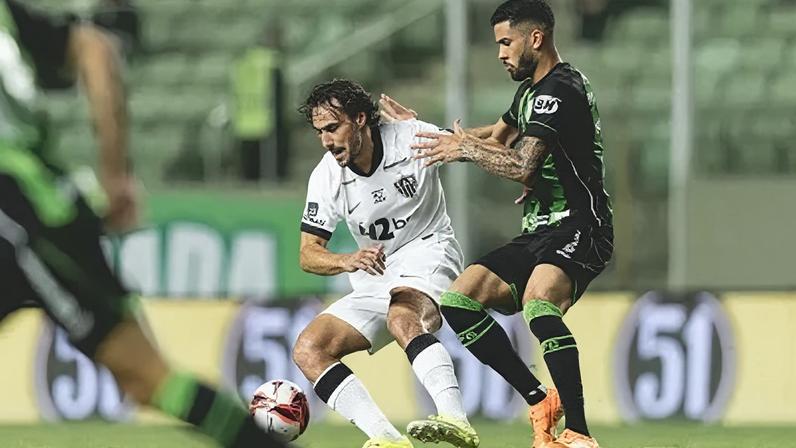 Disputa de bola em América-MG x Atlético-MG