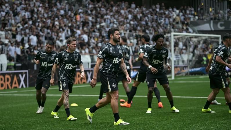 Atlético durante aquecimento no clássico contra o Cruzeiro (Foto: Paulo Ti/GazetaPress)