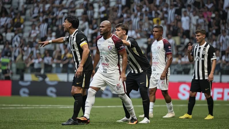 Jogadores de Atlético e Betim durante a partida (Foto: Gilson Lobo / GazetaPress)
