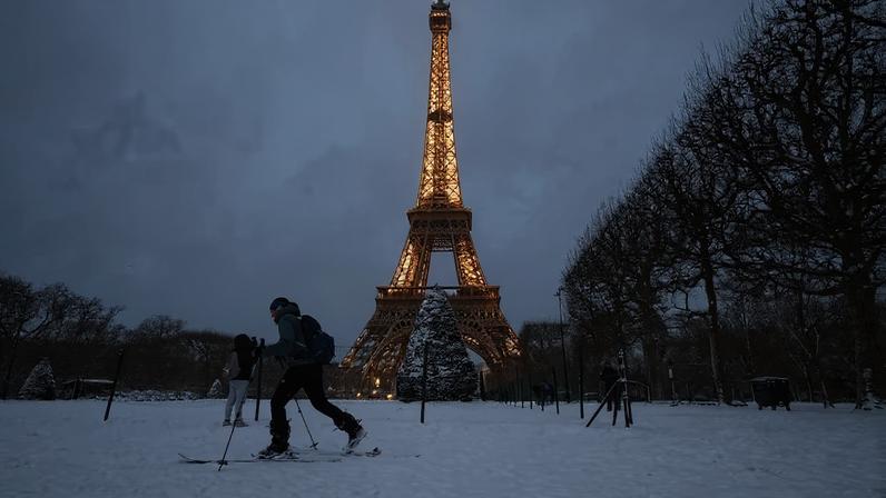 Una mujer esquía junto a la Torre Eiffel de París, este miércoles.