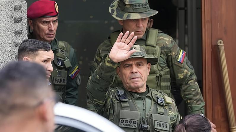 El ministro de Defensa venezolano, Vladimir Padrino López, saluda al salir de la oficina de la vicepresidenta, en Caracas, Venezuela, el sábado.