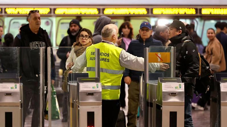 Pasajeros este lunes en la estación de Sants de Barcelona.