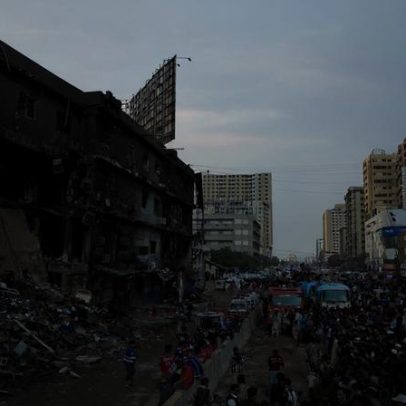 Incêndio em shopping de Karachi prende vítimas com saídas trancadas