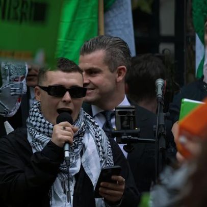 Promotores britânicos tentam reinserir acusação de terrorismo contra Kneecap