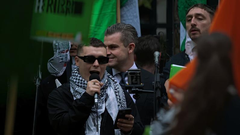 Promotores britânicos tentam reinserir acusação de terrorismo contra Kneecap