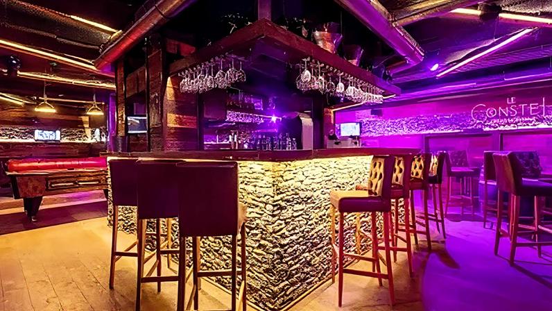 Segundo a descrição do bar no site oficial da estação de esqui, o estabelecimento tem capacidade para 300 pessoas, com um terraço para 40