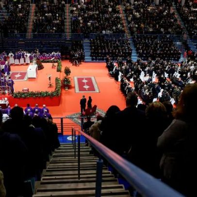 Espanha lamenta vítimas enquanto famílias exigem esclarecimentos sobre acidente de trem