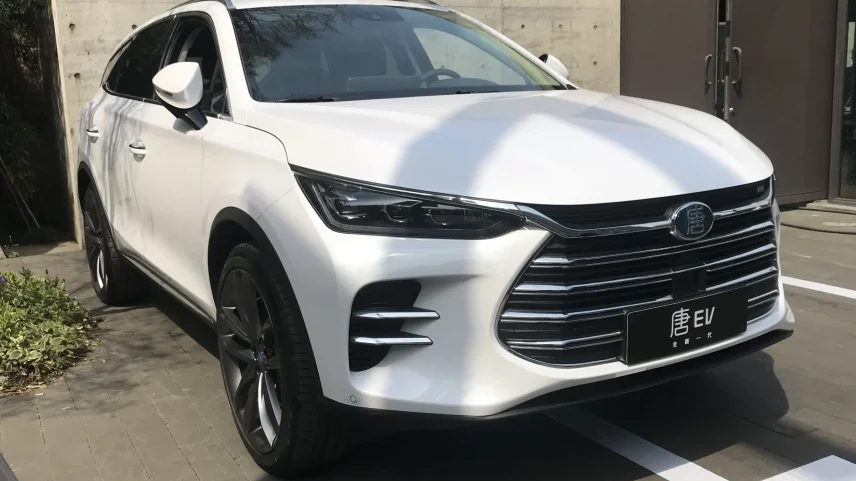 Modelo BYD Tan blindado, como o que a Câmara recebeu, custaria quase R$ 540 mil no merrcado. (Foto: Jengtingchen / Wikimedia Commons)