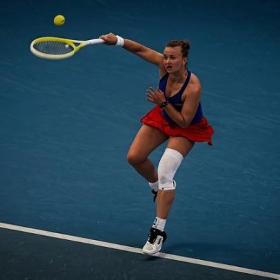 Krejcikova e Mensik vencem, Tchéquia elimina Noruega