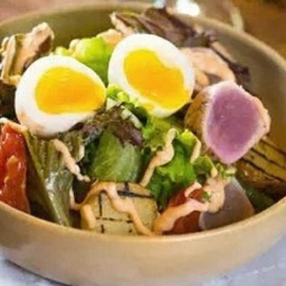 Três receitas de saladas completas e leves para variar o cardápio