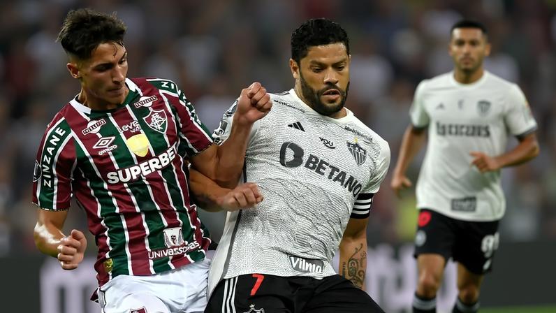 Facundo Bernal e Hulk em Fluminense x Atlético-MG, no Maracanã, pela Libertadores. (Foto: Daniel RAMALHO / AFP)