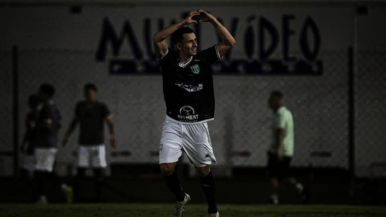 Gabriel Caran comemora seu gol pelo Boavista contra o Fluminense (Foto: Daniel Brasil/Código19/Gazeta Press)