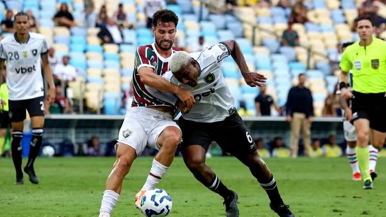 Jogadores de Botafogo e Fluminense disputam bola (Foto: João Luna/Photo Premium/Gazeta Press)