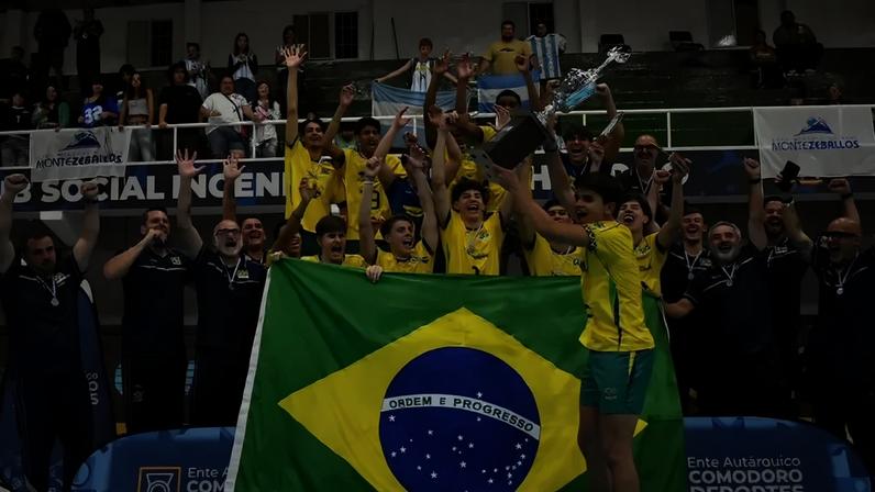 Seleção brasileira sub-17 comemora o título do Sul-Americano de vôlei (Foto: Divulgação)