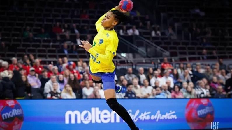 Bruna de Paula, jogadora do Brasil, em jogo pelo Mundial de handebol feminino (Foto: Divulgação/Federação Internacional de Handebol)