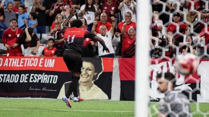 Bruninho comemora gol em Athletico 2x0 Operário-PR, pelo Paranaense 2026. Foto: Robson Mafra/Agif/Gazeta Press