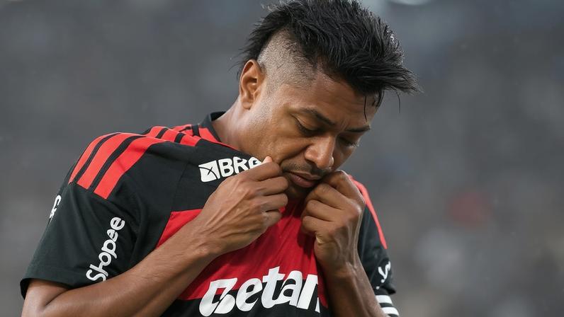 Bruno Henrique lamenta derrota do Flamengo (Foto: DELMIRO DOS SANTOS JUNIOR/Mochila Press/Gazeta Press)