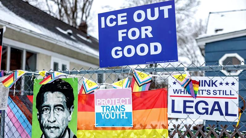 Un cartel con el mensaje "ICE fuera para siempre", visto en Minneapolis, el miércoles.