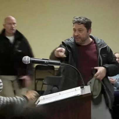 Homem interrompe evento de Ilhan Omar em Minnesota e joga líquido nela