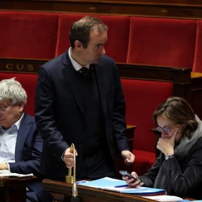 Votos de desconfiança testam governo francês com nova batalha orçamentária