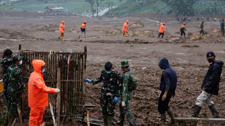 Indonesian rescue members search for victims at the site of a landslide following heavy rains in Pasir Langu village, West Bandung regency, West Java province, Indonesia, January 27, 2026. REUTERS/Ajeng Dinar Ulfiana