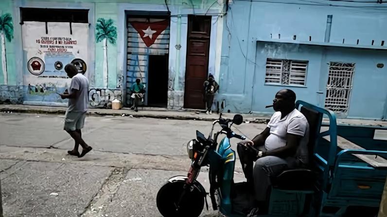 Una persona pasea por una calle del centro de La Habana