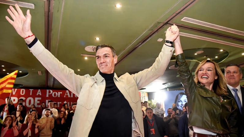 Pedro Sánchez y Pilar Alegría, candidata del PSOE a la presidencia de Aragón, en un acto este domingo en Huesca.