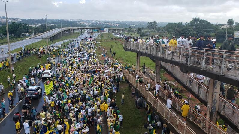 Faixas, camisetas e bandeiras do Brasil marcaram a Caminhada pela Liberdade, que mobilizou famílias, caravanas e apoiadores em Brasília (Foto: Aline Rechmann/Gazeta do Povo)