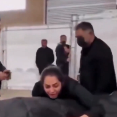 Mãe reconhece filho morto em repressão no Irã e Khamenei admite “milhares” de vítimas após semanas de protestos